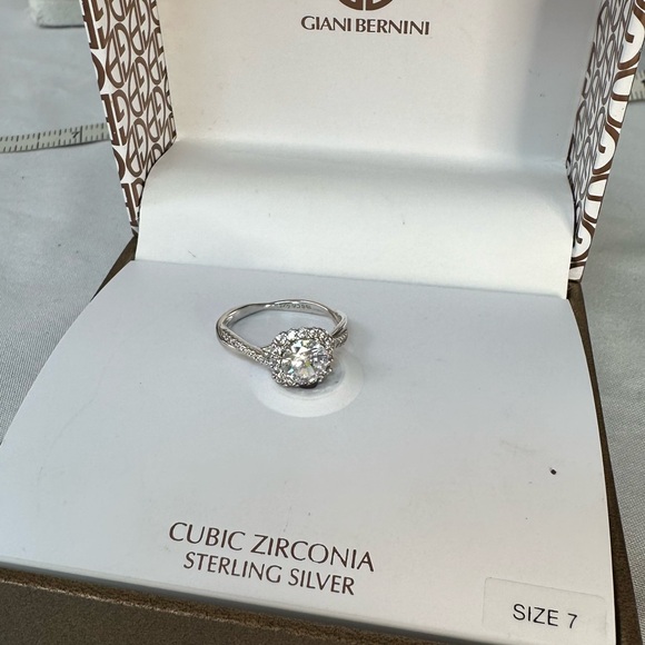 NWT Princess cut sparkly CZ Halo ring 925 silver Size 7 - Picture 3 of 7